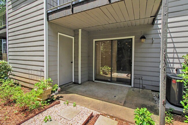 Building Photo - 2 Bedroom Condo In South Park!