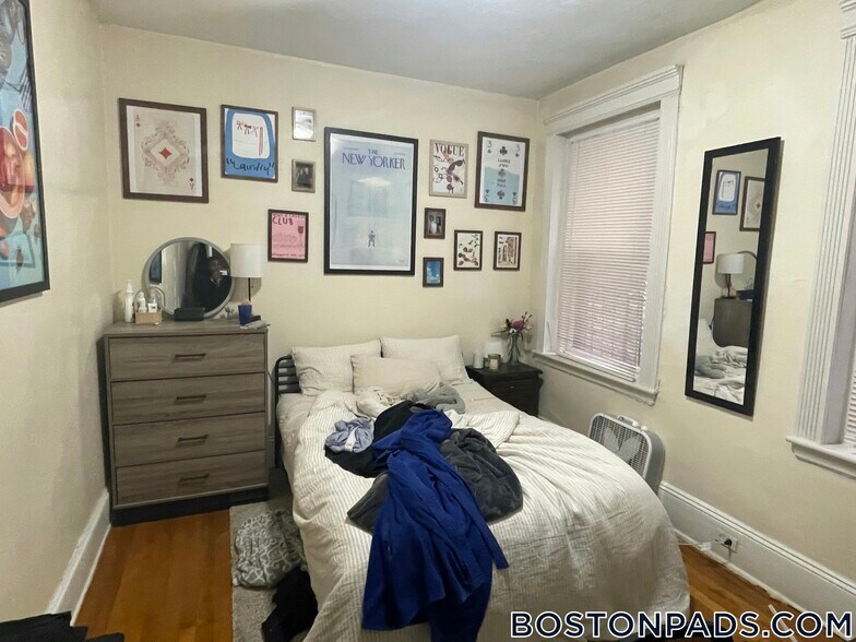 Building Photo - 463 Park Dr