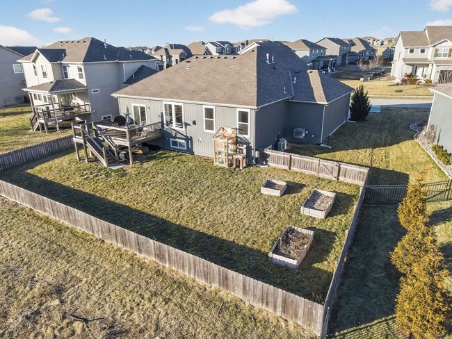 Building Photo - 4 Bed 3 Bath Home | Finished Basement, 2nd Kitchen, Private Backyard | Lee’s Summit