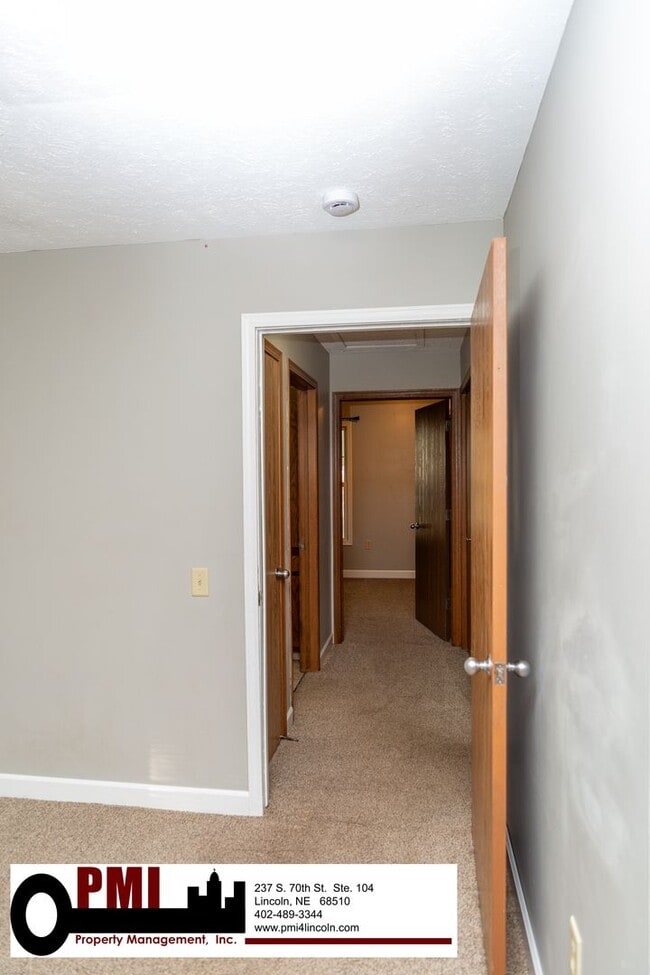 Building Photo - 2 Bedroom and 1 Bathroom Duplex Available ...