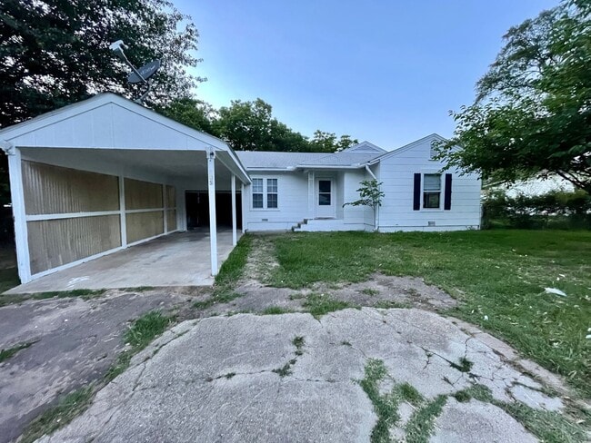 Building Photo - 605 E Main St