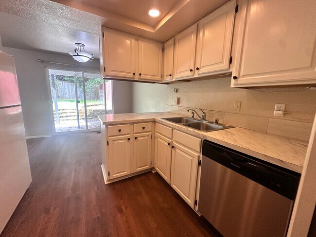 Building Photo - Charming Bellevue Rental – Available May 1st!