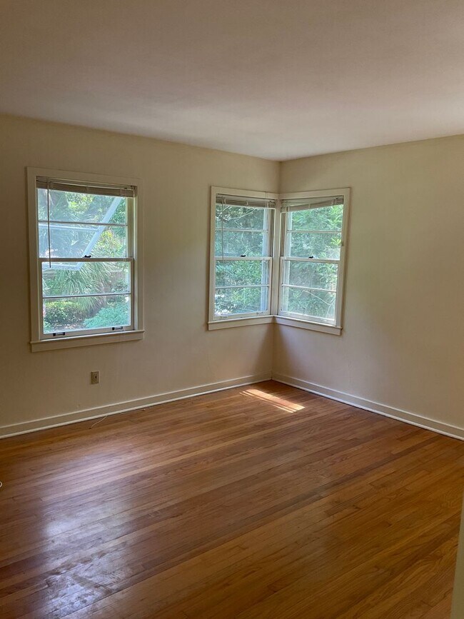 Building Photo - Great Home within Walking Distance to Campus.