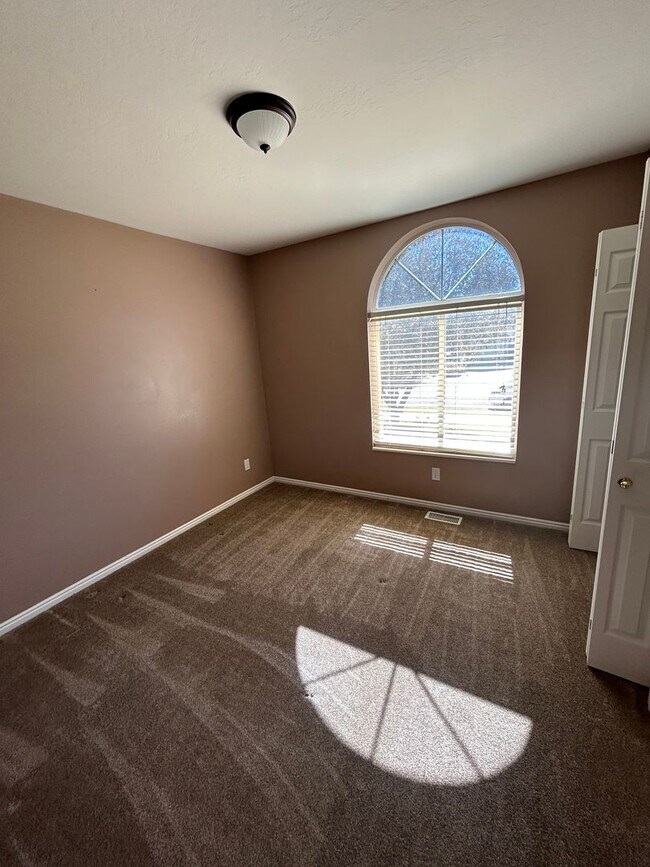 Building Photo - 5 Bedroom 3 Bathroom House in Heber, Utah