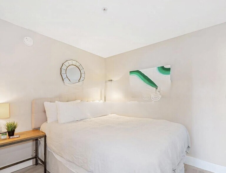 Building Photo - 253 NE 2nd St