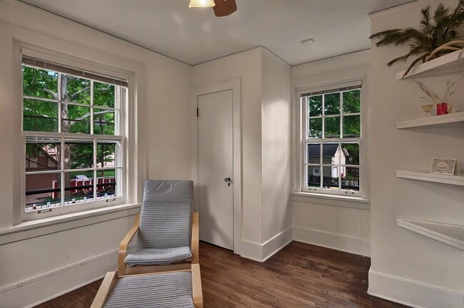 Building Photo - Move In Ready! 5 bedroom 3.5 bath near Was...
