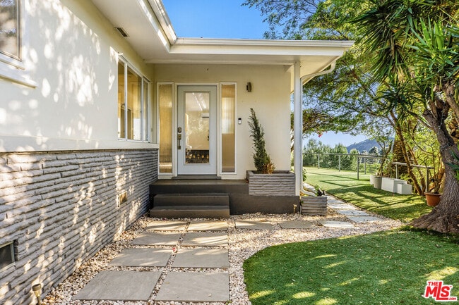 Building Photo - 9549 Dalegrove Dr