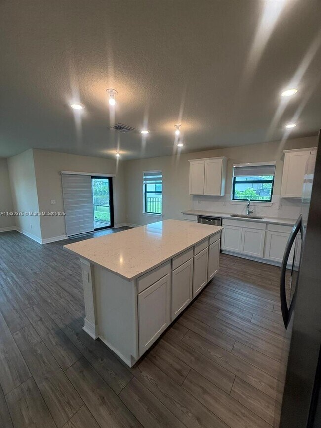 Building Photo - 3141 Tamarind Dr