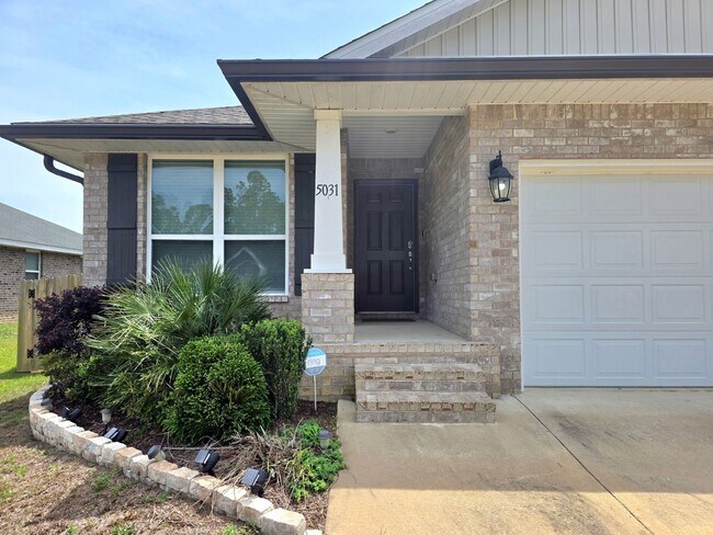 Building Photo - Bright, Open Layout | Screened Porch + Paver Patio | Move-In Ready