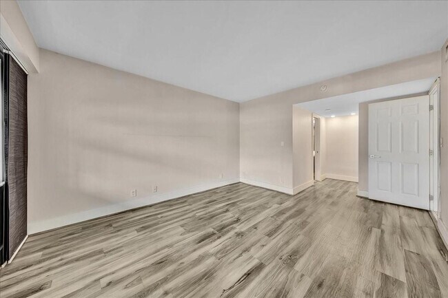 Building Photo - 3520 Oaks Way