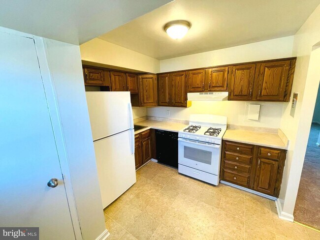 Building Photo - 5914 Mayflower Ct