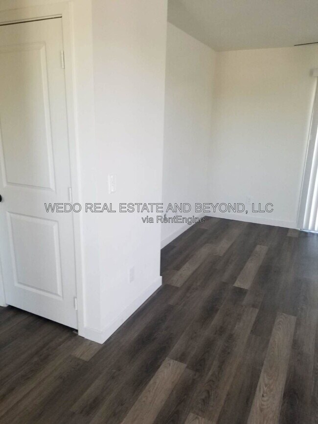 Building Photo - 813 E Siesta Dr
