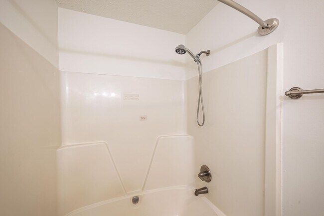 Building Photo - Updated Ranch on 1.6 Acres in Senoia. East Coweta Schools!