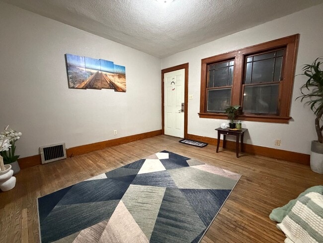 Building Photo - 2 bed, 1 bath home for rent in Waterloo