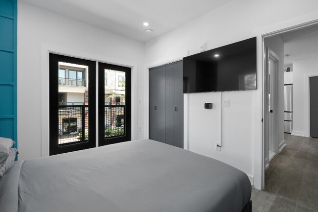Building Photo - 927 S Howard Ave