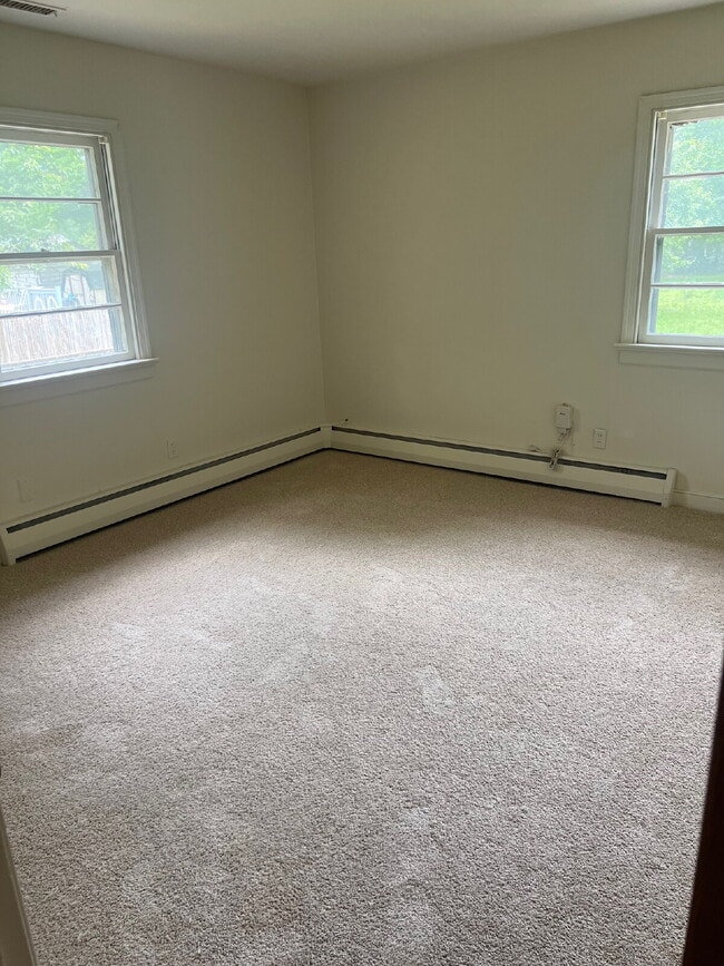 Building Photo - 3 Bedroom Rancher on Spacious Lot