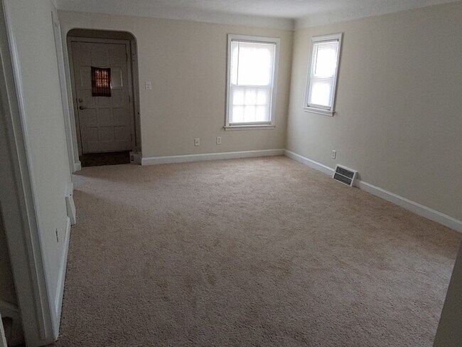 Building Photo - 3 bedroom, 2 bath, brick bungalow in Eastpointe - Now Available!