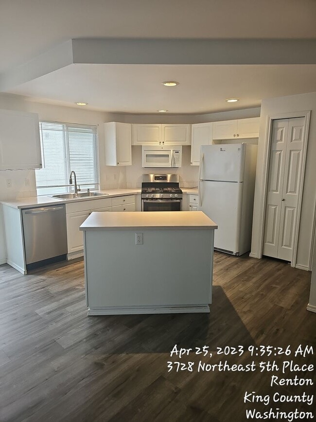 Building Photo - Renton highlands 2 story home for rent, 3 bedroom 2.5 bath with 2 car garage, Avail April 15th!