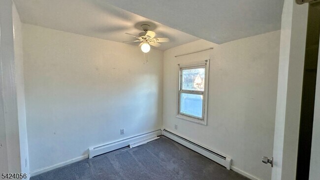 Building Photo - 529 Valley Rd