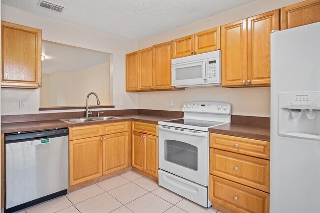 Building Photo - Spring Park 2 Bedroom / 2.5 Bathroom Townhouse For Rent
