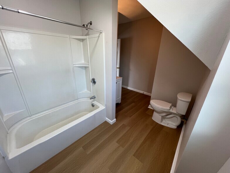 Building Photo - 981 Valley St