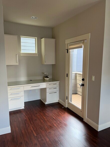 Built-in desk - 14260 SW Compass Dr