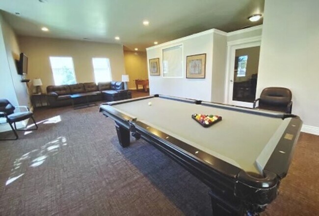 Building Photo - Great 3 Bed 2 Bath Sandy Condo!!