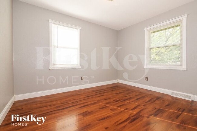 Building Photo - 5548 NE 58th St