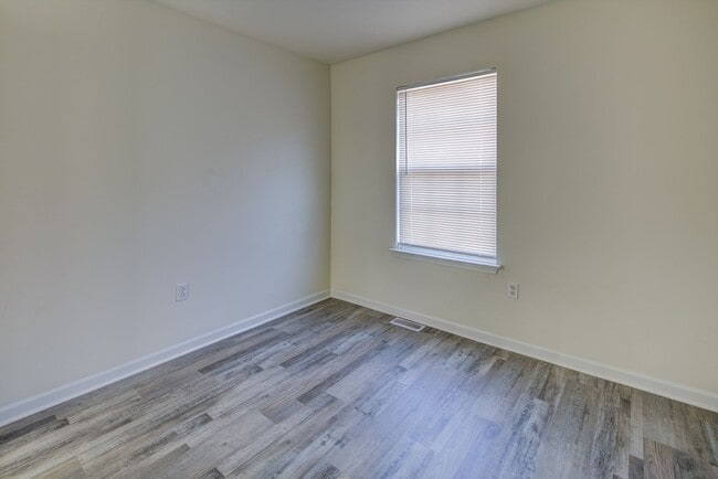 Building Photo - End Unit in New Castle -Showing Sunday 8/1...