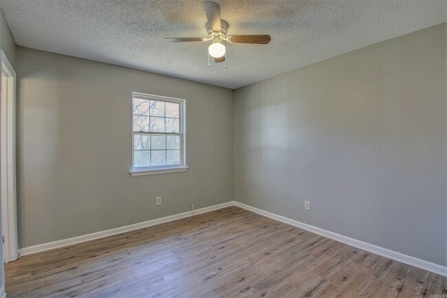 Building Photo - 3301 Green Dr