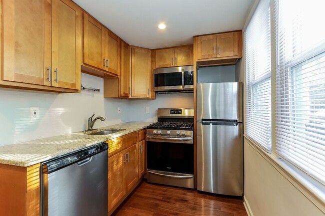 Building Photo - 551 Summit St