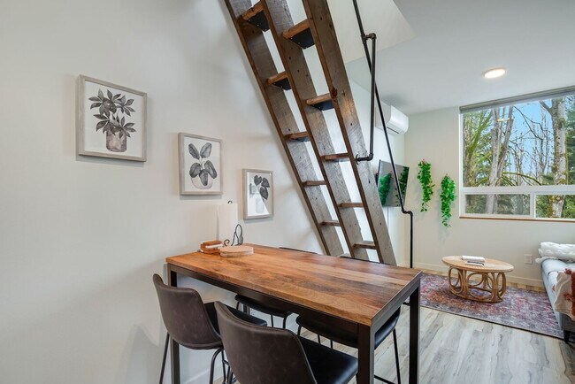 Building Photo - 3843 20th Ave SW