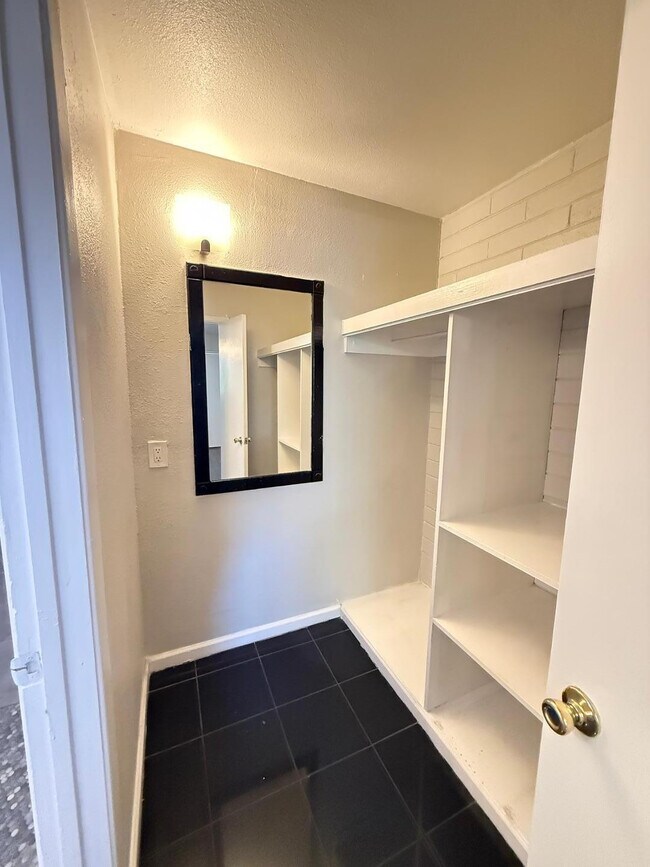 Building Photo - 825 N 2nd Ave