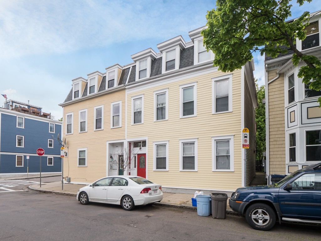 Building Photo - 546 E 8th St