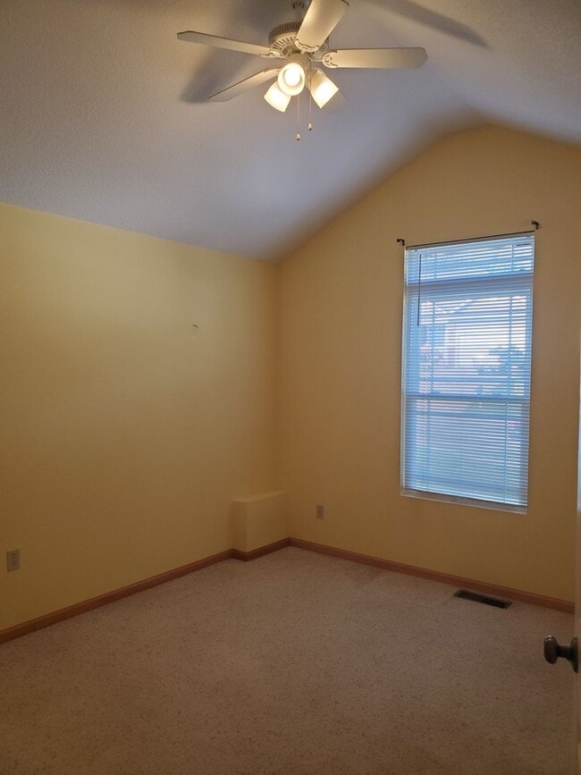 Building Photo - 3 bedroom 3 bath, 2car gar, balcony deck a...