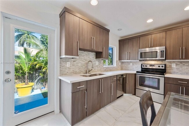 Building Photo - 2401 SW 26th St