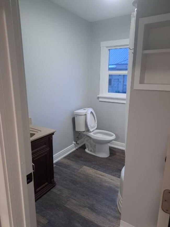 Building Photo - 1 Bedroom, 1 Bathroom Apartment - Located ...
