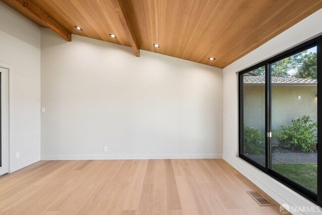 Building Photo - 1435 Lakeview Dr