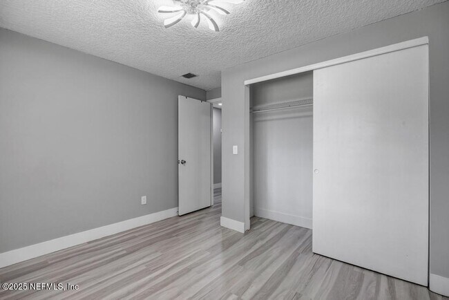 Building Photo - 1215 Bluehill Dr N