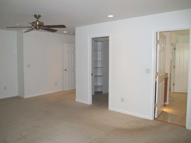 Building Photo - ***PENDING APPLICATIONS***4BD/3BA Home wit...