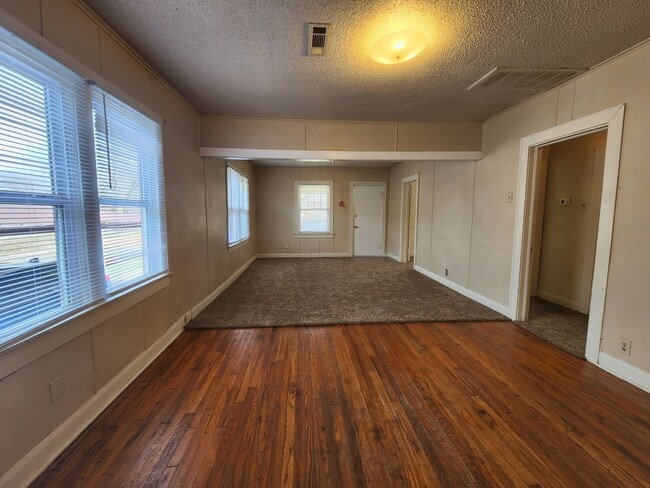 Building Photo - 2 bed 1 bath in Shawnee
