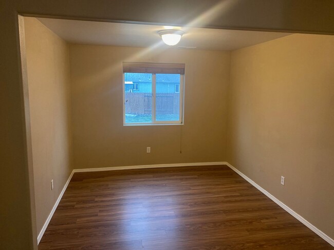 Building Photo - 4 bedroom Sw Redmond home!