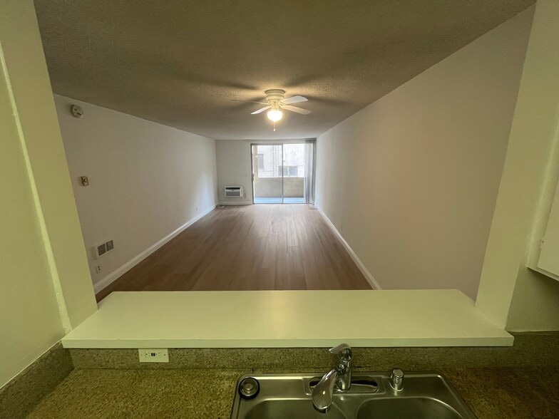 Building Photo - 300 S Gramercy Pl