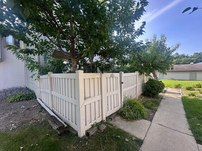 Building Photo - 1030 Emerald Dr