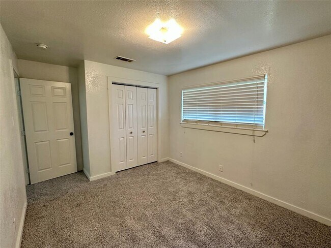 Building Photo - 530 Edgebrook Dr