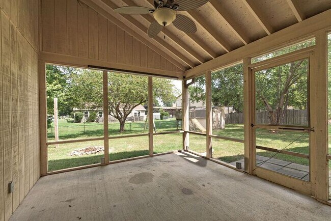 Building Photo - Sweet 4 Bedroom 2.5 Bath Home in Great Fishers Location Within Walking Distance to the Nickel Pla...