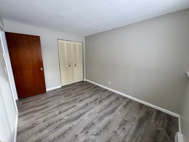 Building Photo - 320 Elm St