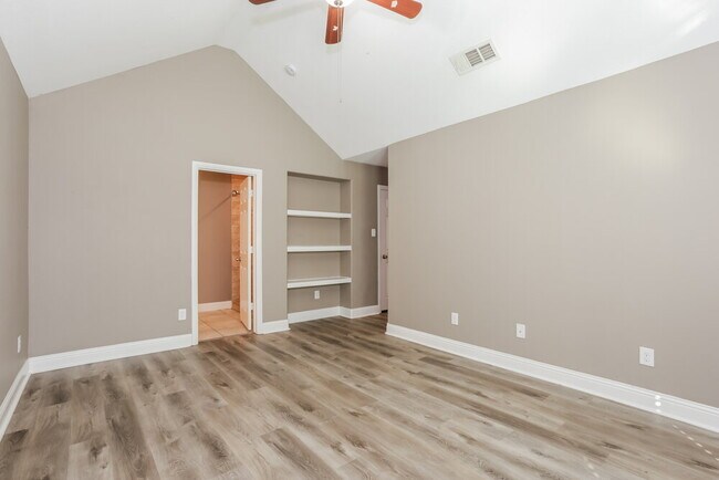 Building Photo - 811 N Ridge Dr