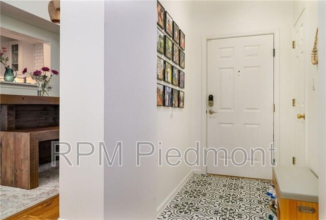 Building Photo - 220 Renaissance Pkwy NE