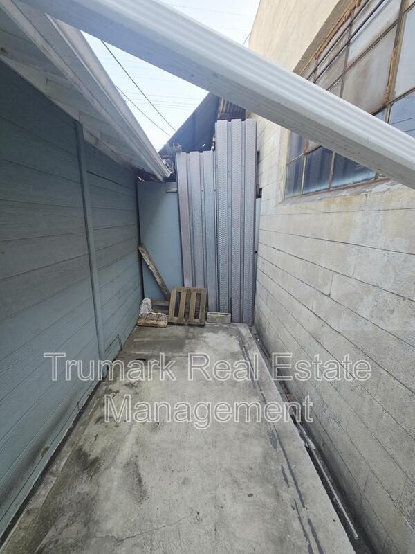 Building Photo - 1020 S Gerhart Ave